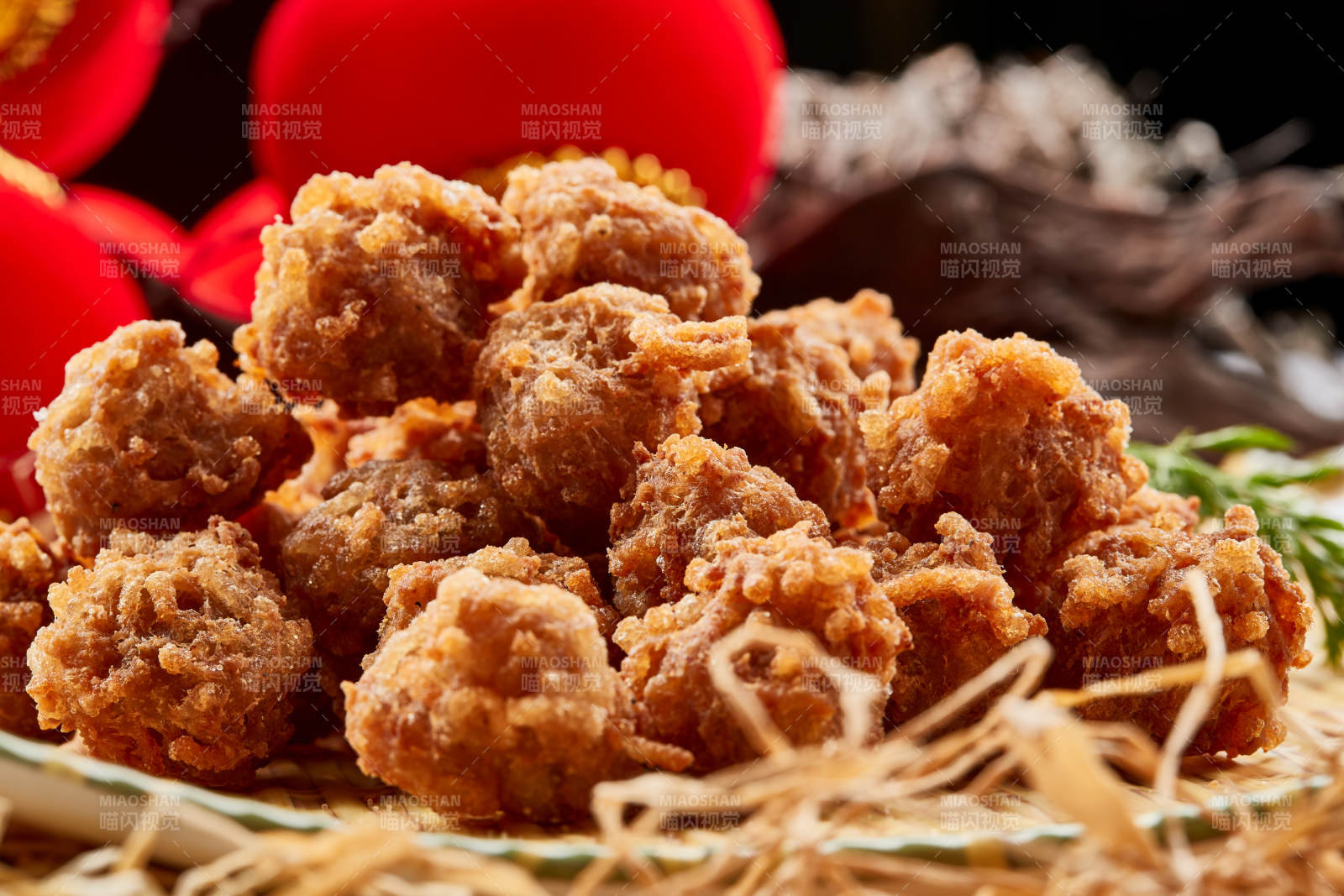 竹笸箩装的油炸猫头丸子图片