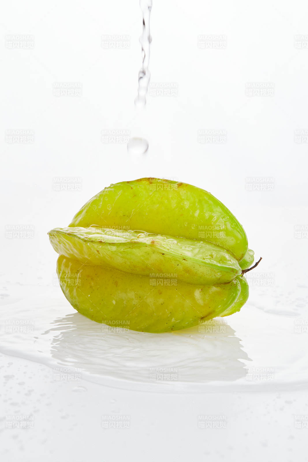 白色背景上摆放的新鲜水嫩杨桃图片