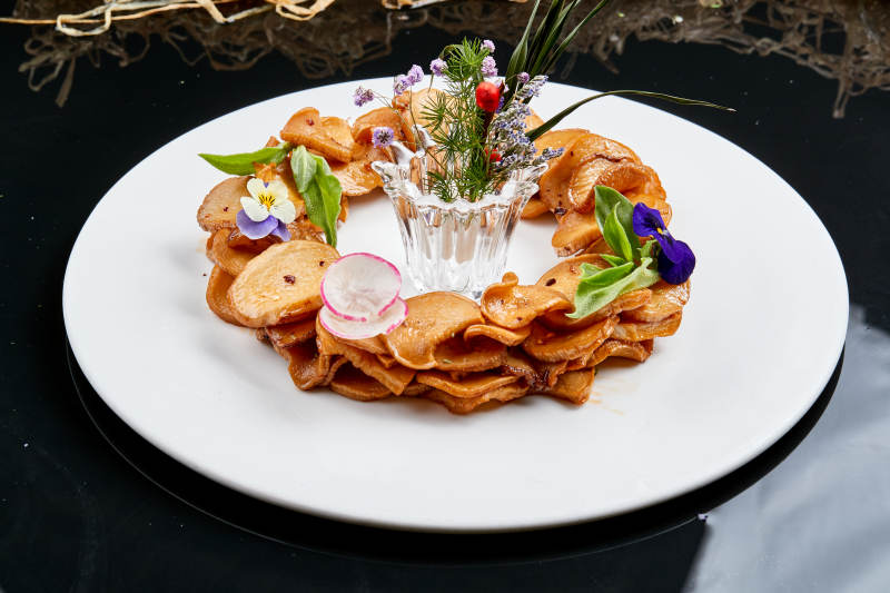 白色瓷盘装的糖腌杏鲍菇片图片