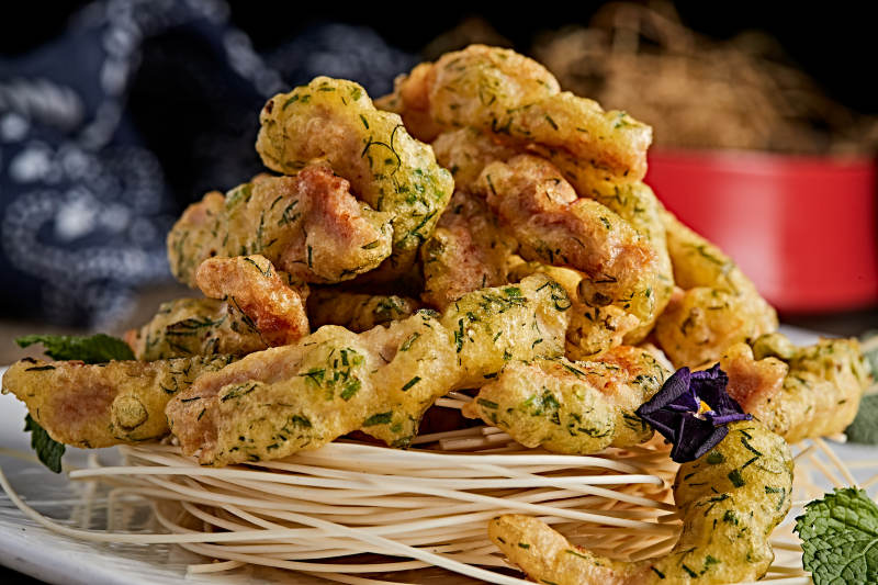 白色瓷盘装的拖面茴香炸里脊图片