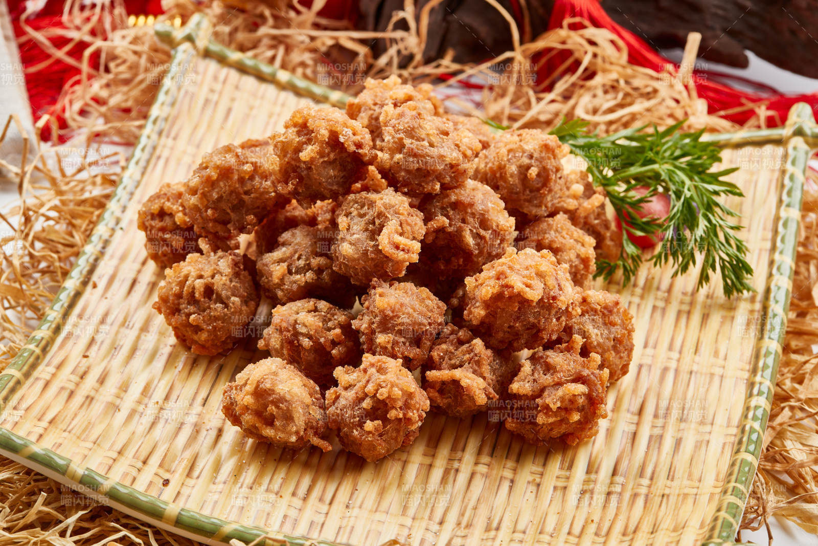 竹笸箩装的油炸猫头丸子图片