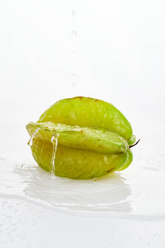 白色背景上摆放的新鲜水嫩杨桃图片