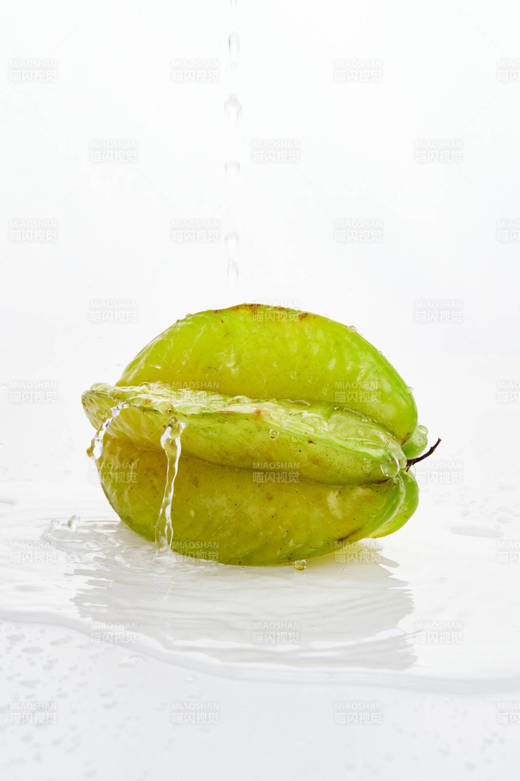 白色背景上摆放的新鲜水嫩杨桃图片