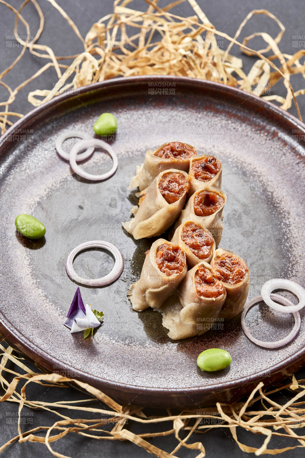 仿古瓷盘装的莜面窝窝酿肉馅图片