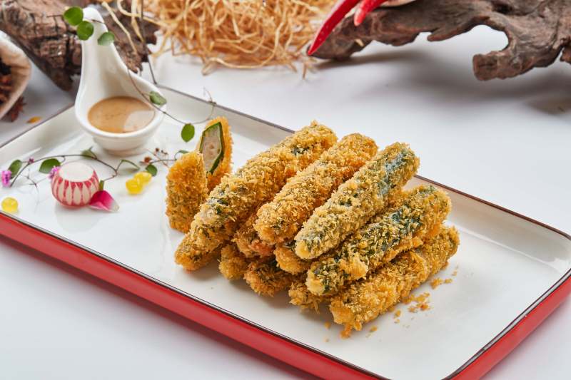 红白瓷盘装的裹面包糠油炸虾泥秋葵图片