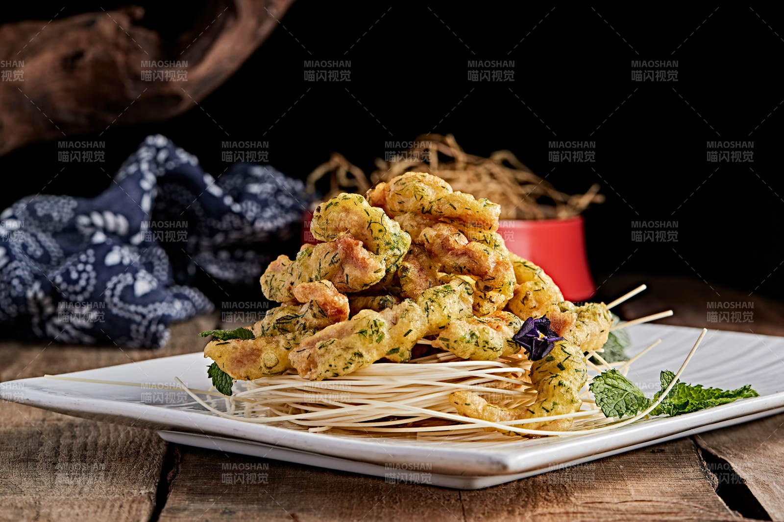 白色瓷盘装的拖面茴香炸里脊图片