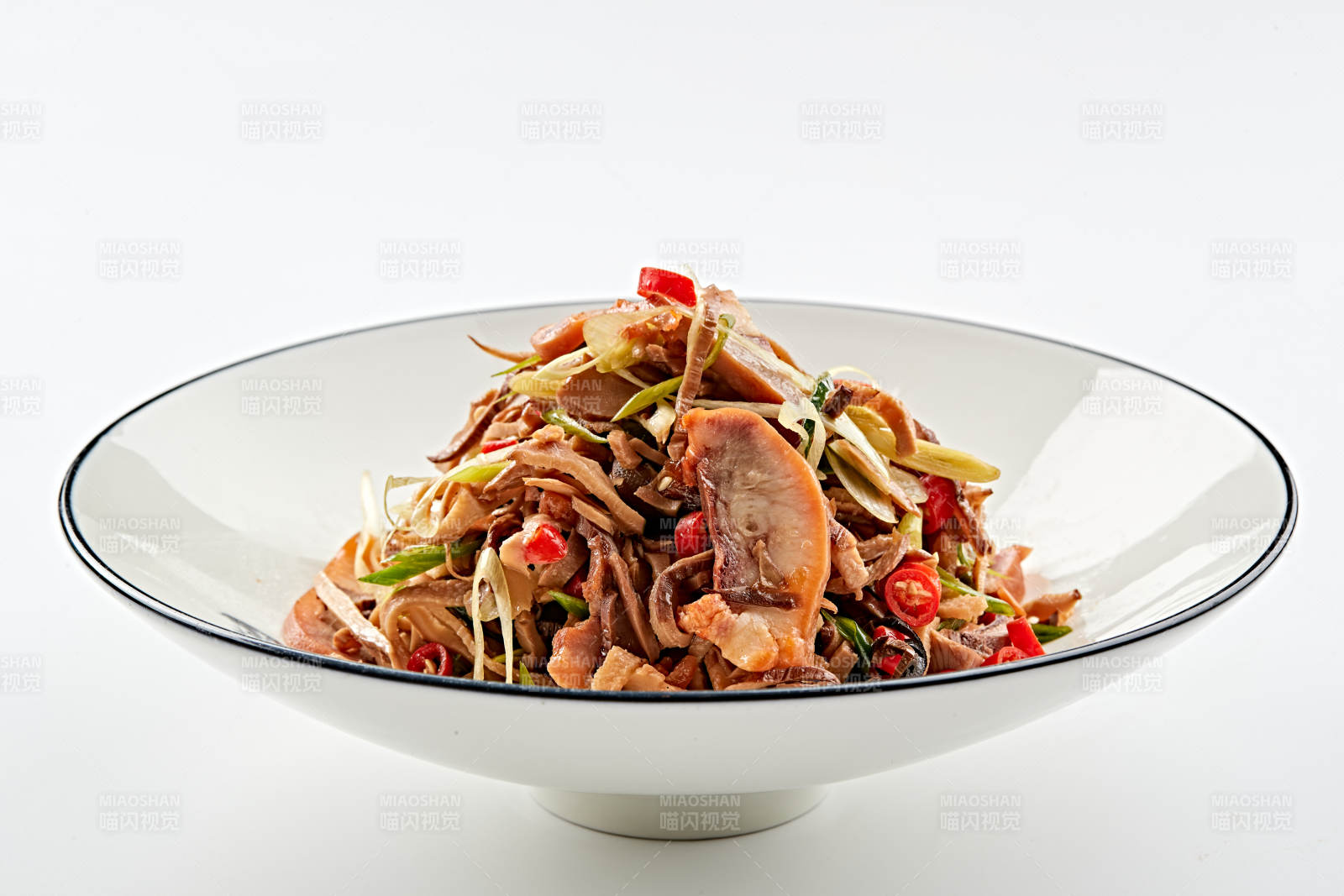 白色瓷盘装的香味小炒猪头肉图片