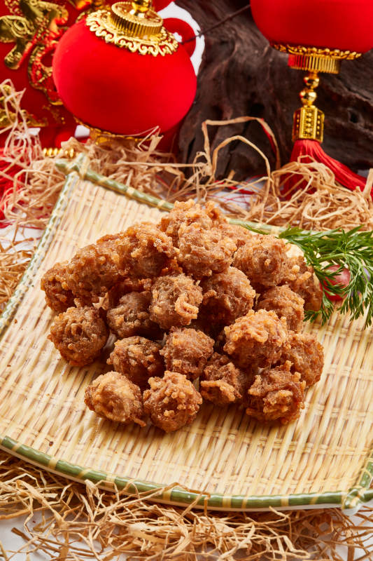 竹笸箩装的油炸猫头丸子图片