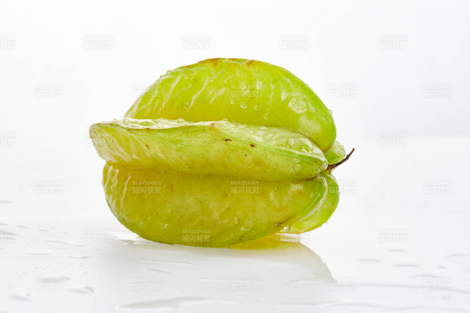 白色背景上摆放的新鲜水嫩杨桃图片