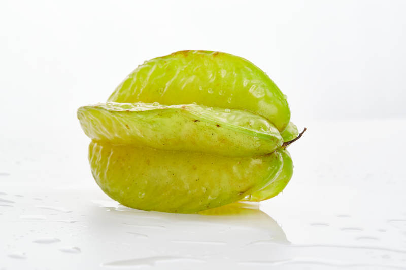 白色背景上摆放的新鲜水嫩杨桃图片