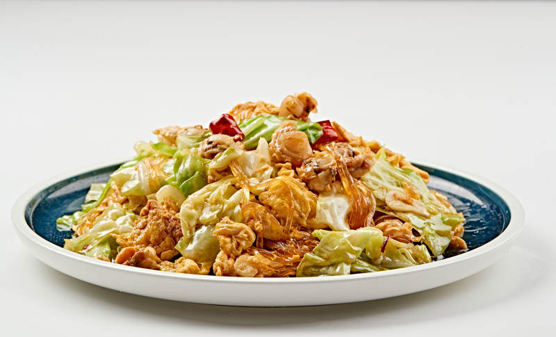 青釉瓷盘装的扇贝丁水晶粉鸡蛋爆手撕包菜图片