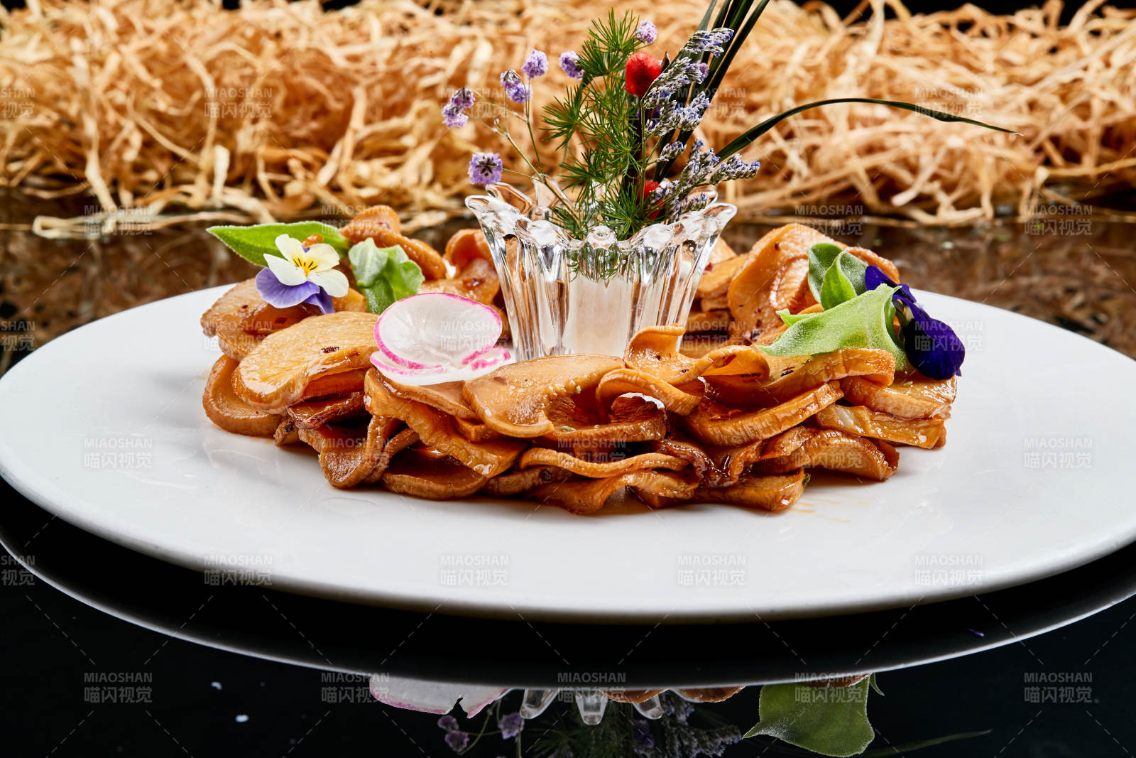 白色瓷盘装的糖腌杏鲍菇片图片