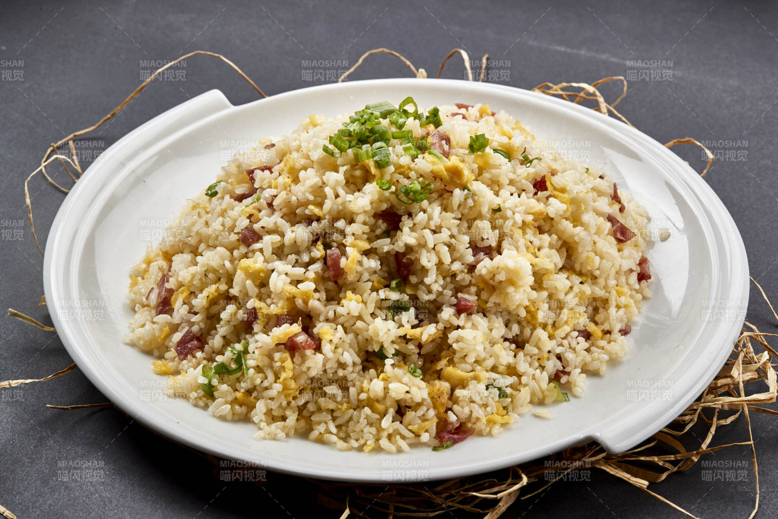 传统主食广式腊味黄金蛋炒饭图片