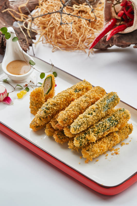 红白瓷盘装的裹面包糠油炸虾泥秋葵图片