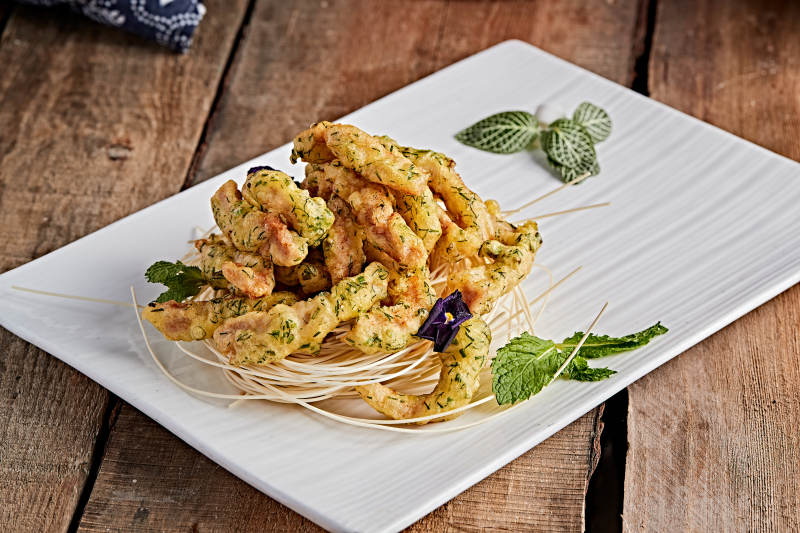 白色瓷盘装的拖面茴香炸里脊图片