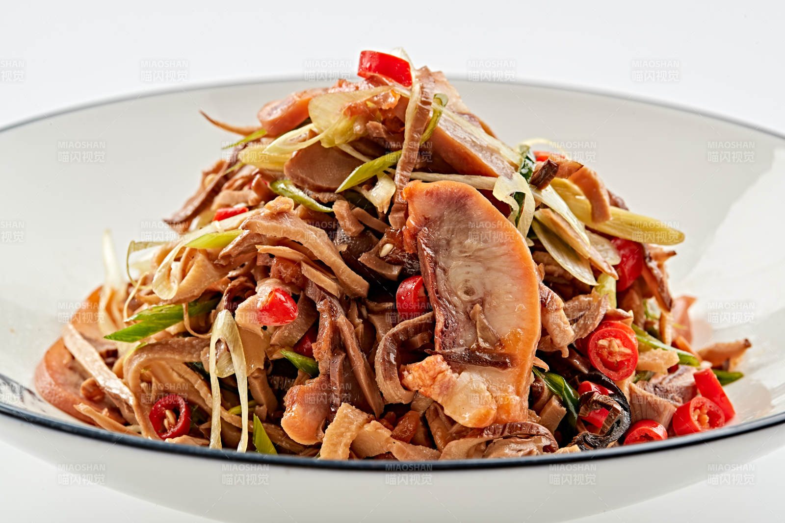 白色瓷盘装的香味小炒猪头肉图片
