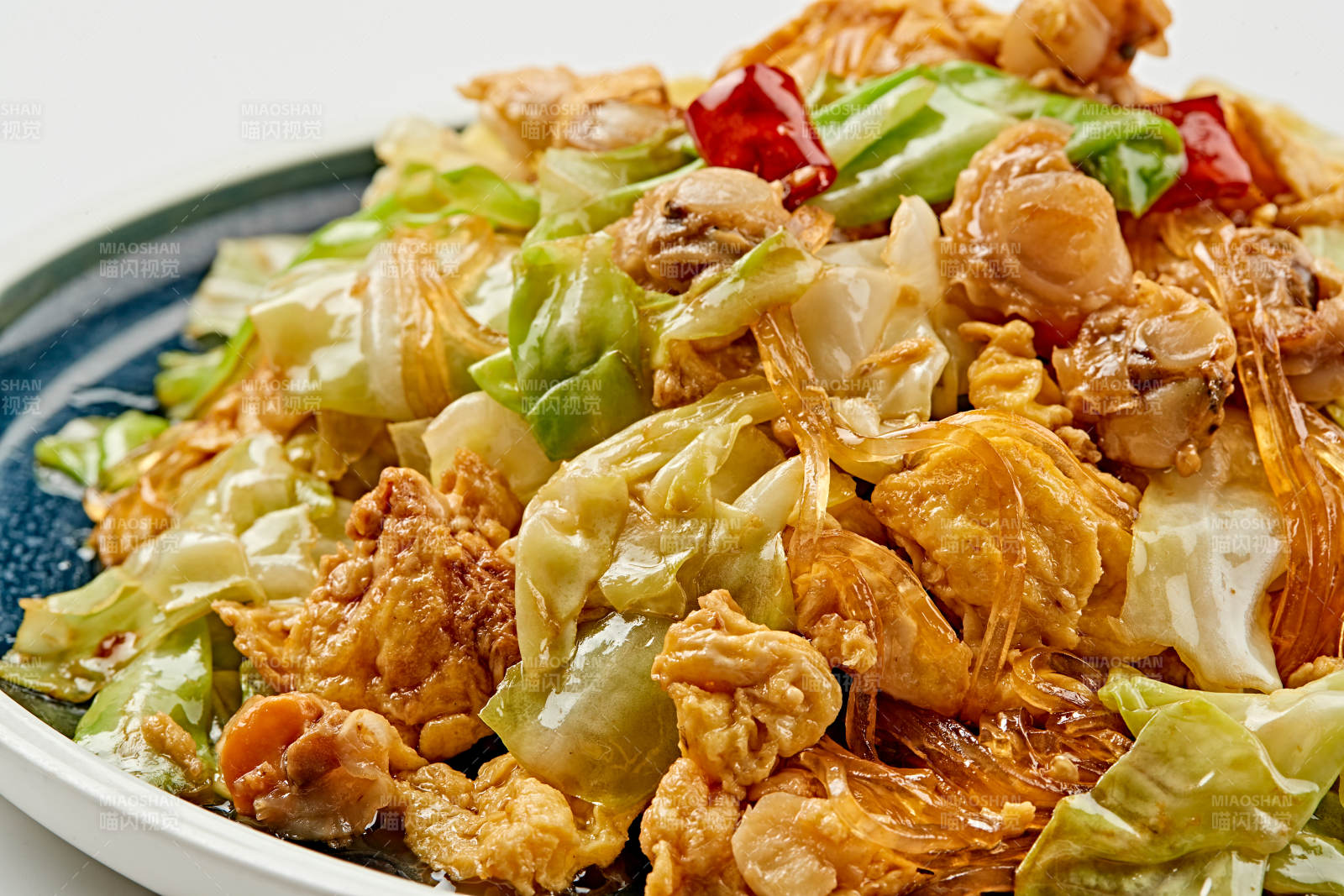 青釉瓷盘装的扇贝丁水晶粉鸡蛋爆手撕包菜图片