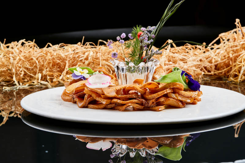 白色瓷盘装的糖腌杏鲍菇片图片