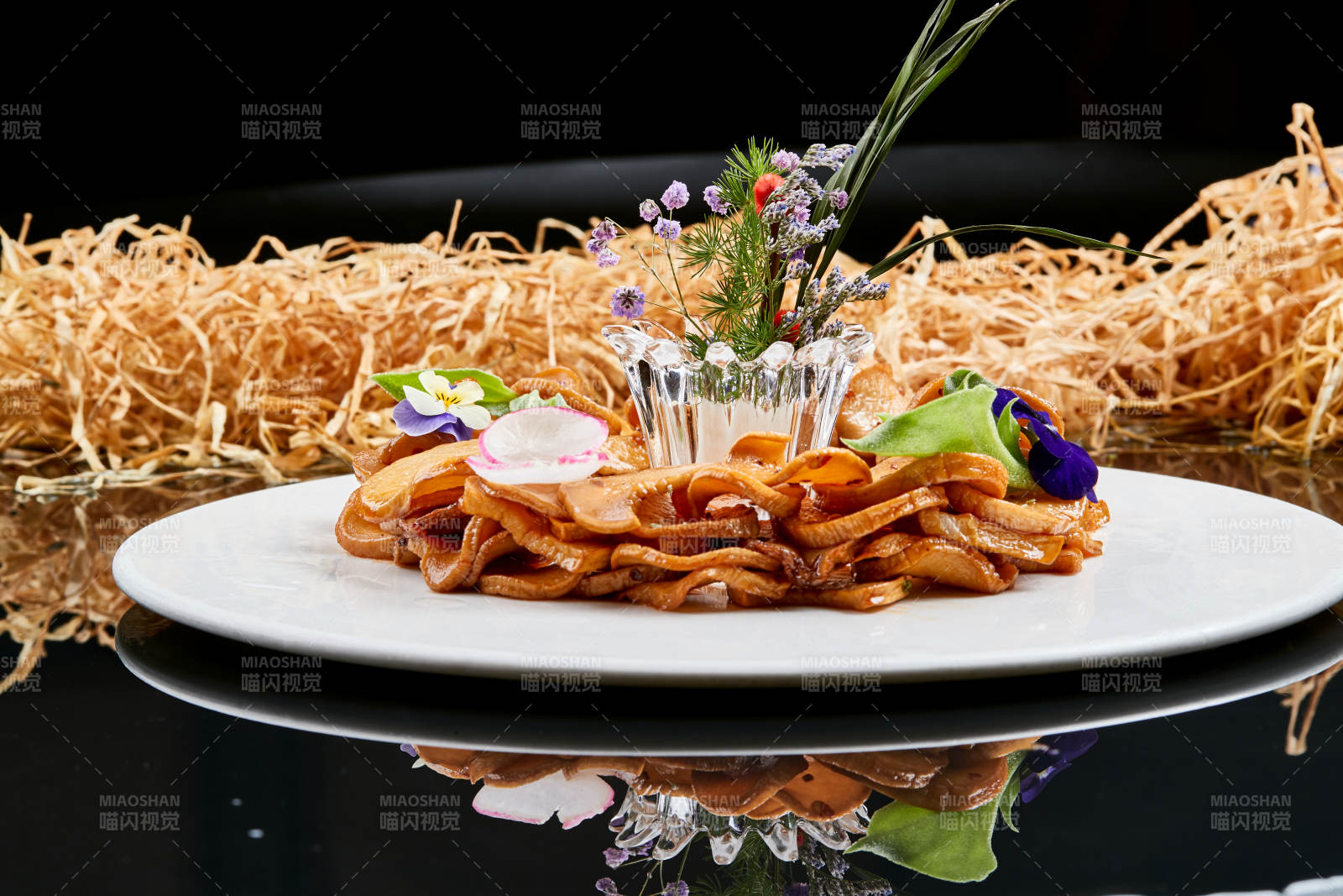 白色瓷盘装的糖腌杏鲍菇片图片