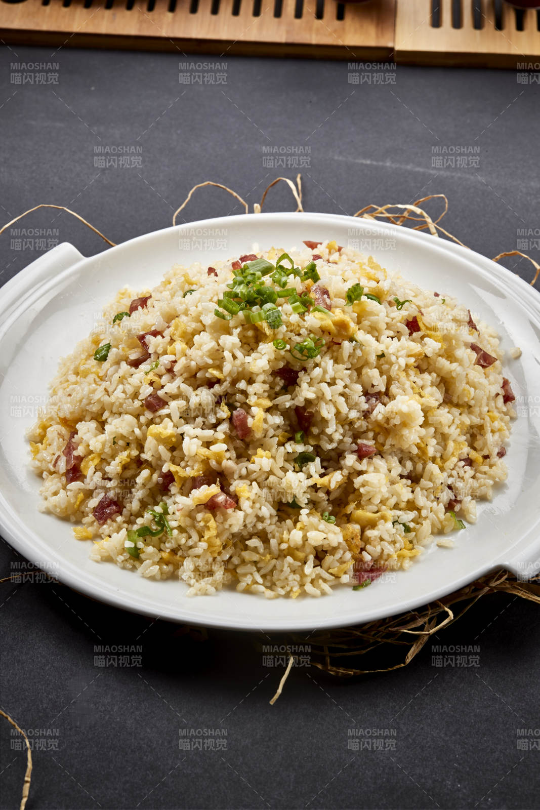 传统主食广式腊味黄金蛋炒饭图片