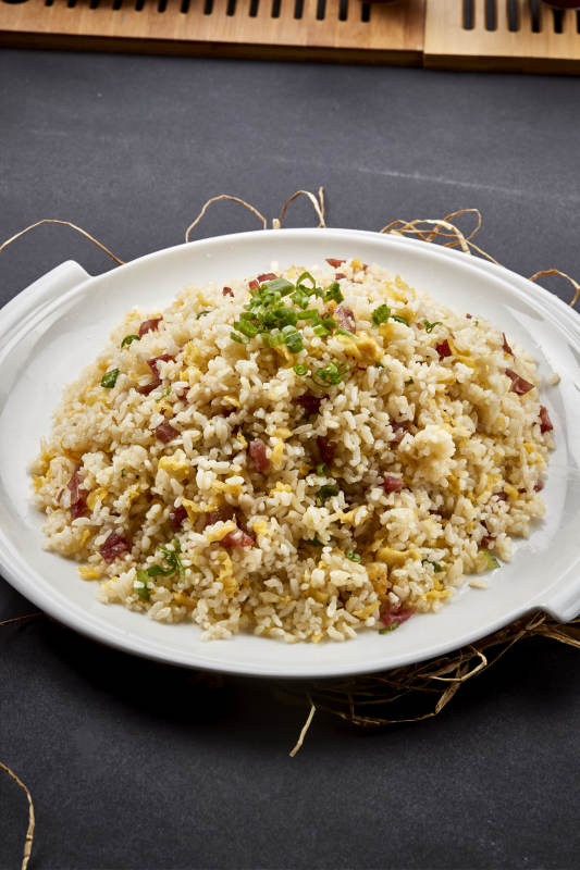 传统主食广式腊味黄金蛋炒饭图片