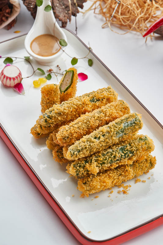 红白瓷盘装的裹面包糠油炸虾泥秋葵图片