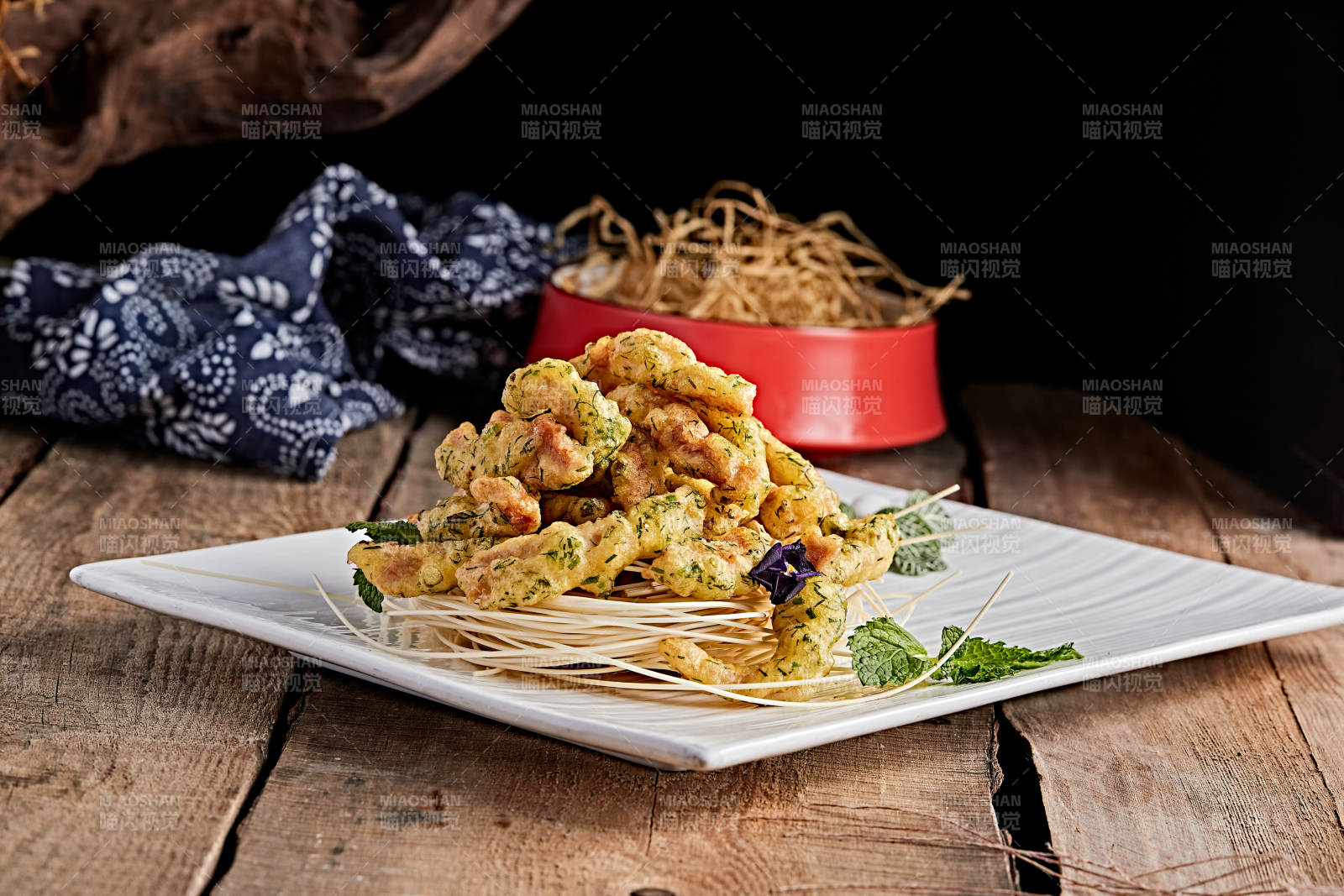 白色瓷盘装的拖面茴香炸里脊图片