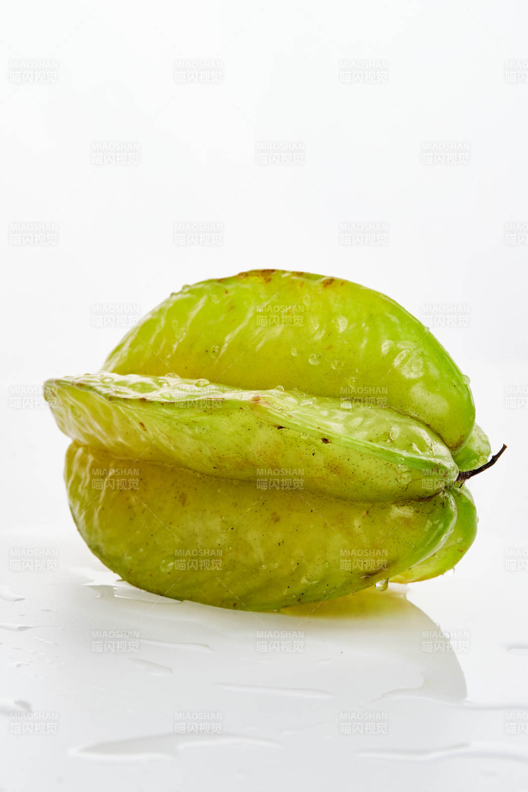 白色背景上摆放的新鲜水嫩杨桃图片