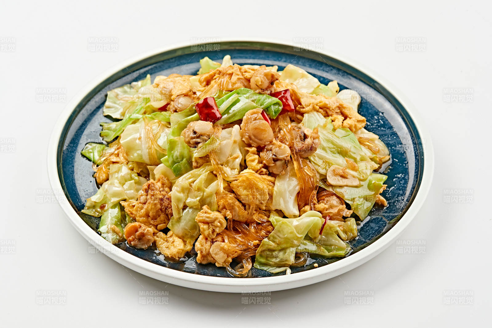 青釉瓷盘装的扇贝丁水晶粉鸡蛋爆手撕包菜图片