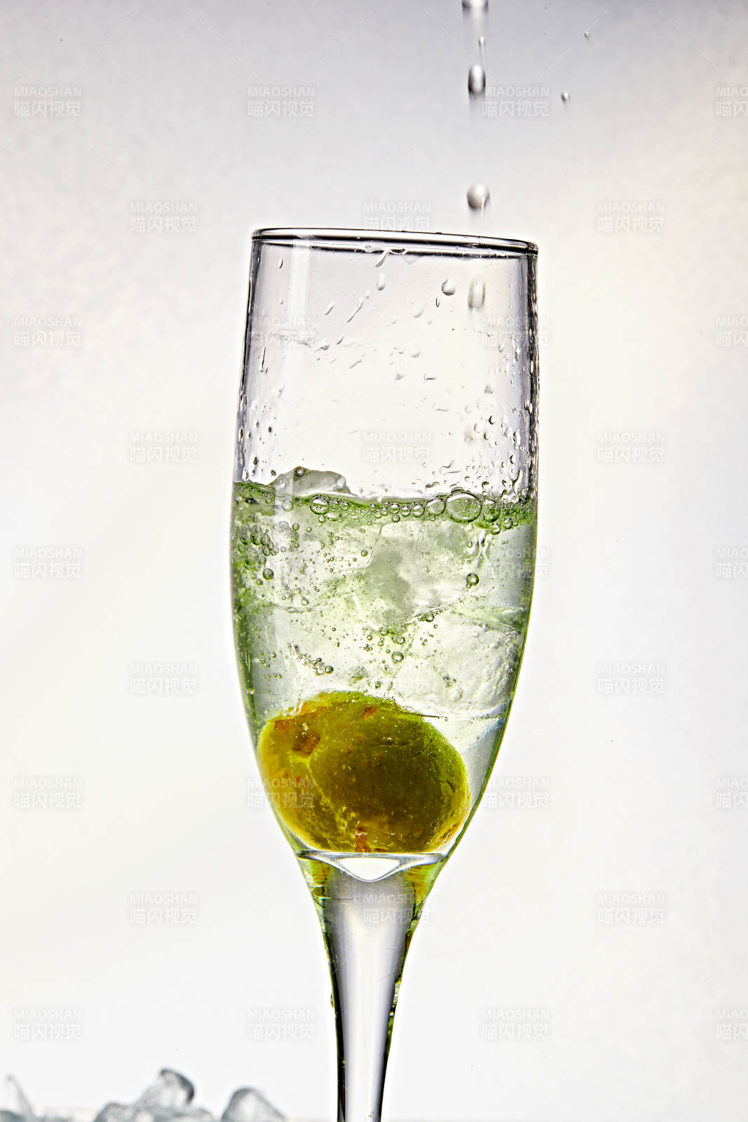 布满冰块的酒杯中的清凉白葡萄味预调酒图片