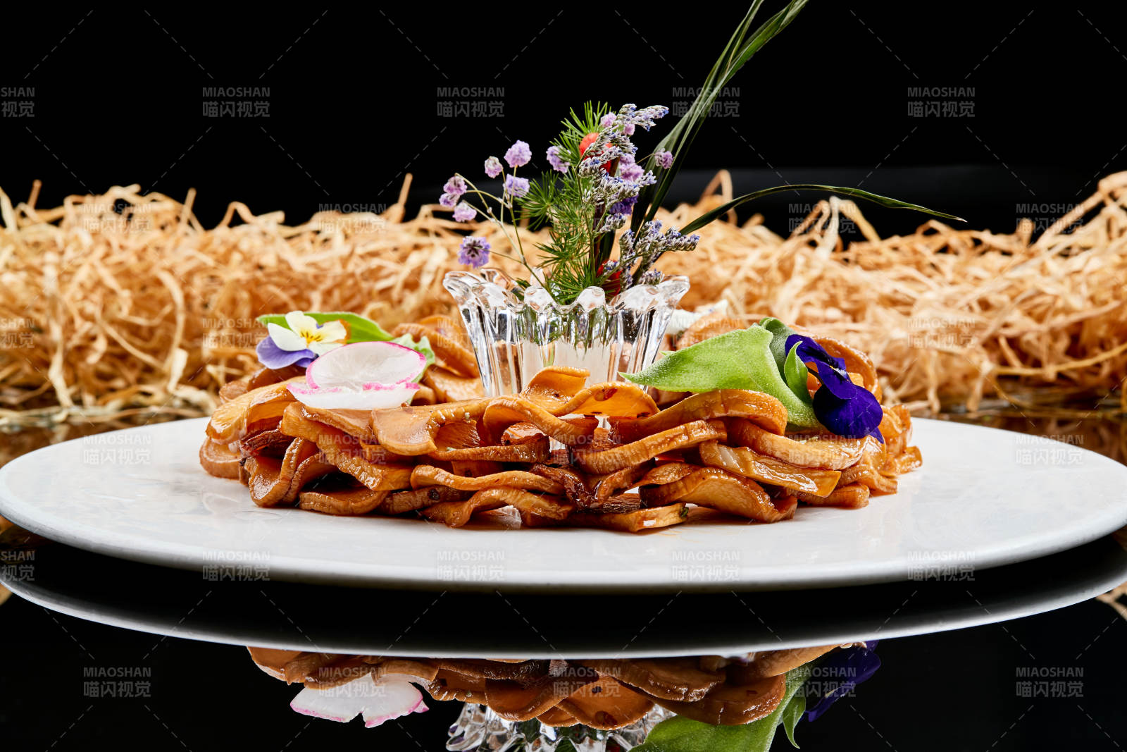 白色瓷盘装的糖腌杏鲍菇片图片