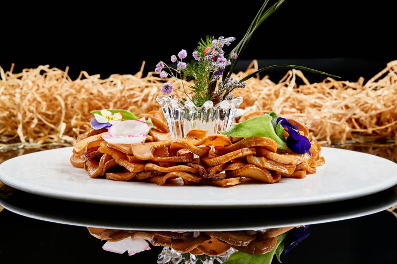 白色瓷盘装的糖腌杏鲍菇片图片