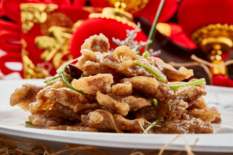 白色瓷盘装的糖醋锅包肉图片