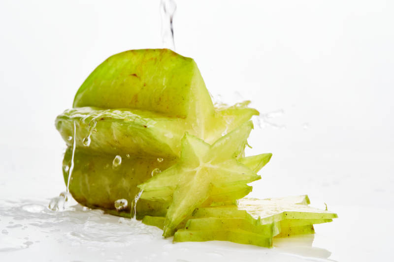 白色背景上摆放的新鲜水嫩杨桃图片