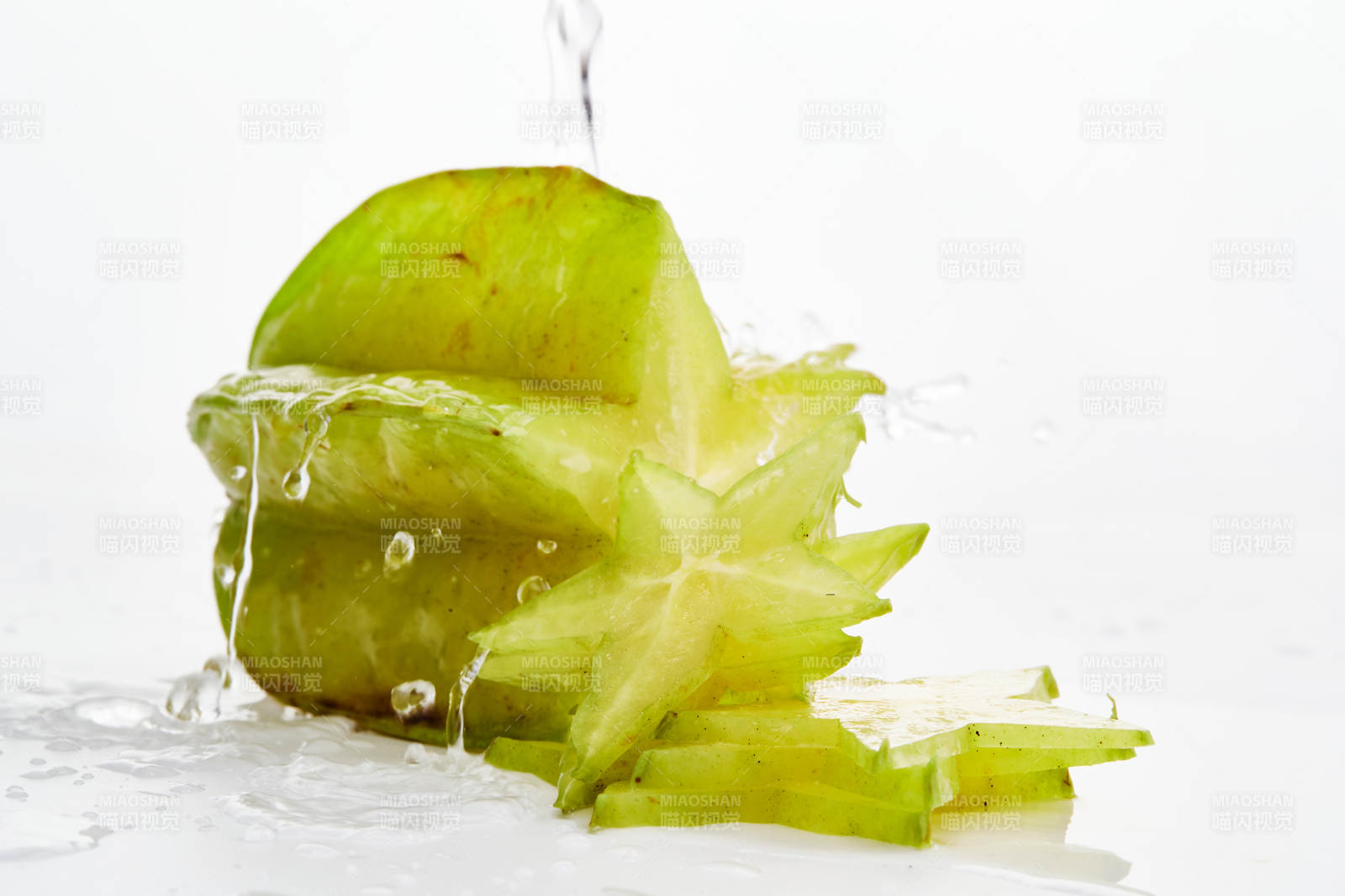 白色背景上摆放的新鲜水嫩杨桃图片