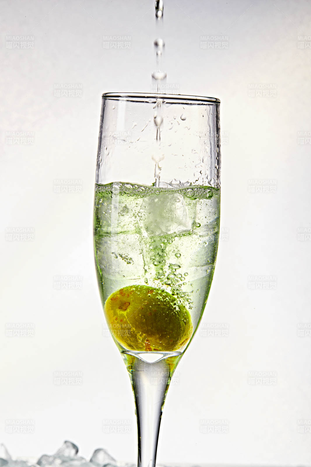 布满冰块的酒杯中的清凉白葡萄味预调酒图片