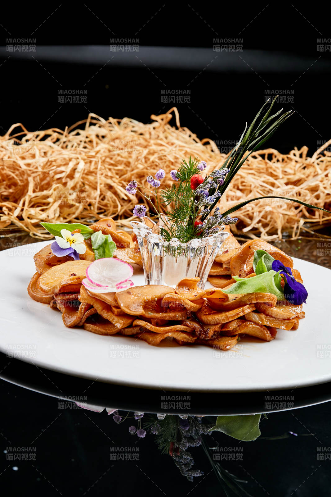 白色瓷盘装的糖腌杏鲍菇片图片