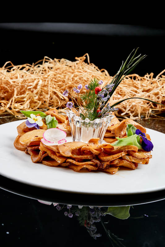 白色瓷盘装的糖腌杏鲍菇片图片