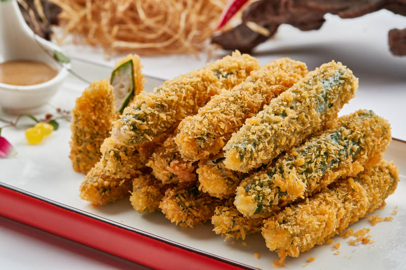 红白瓷盘装的裹面包糠油炸虾泥秋葵图片