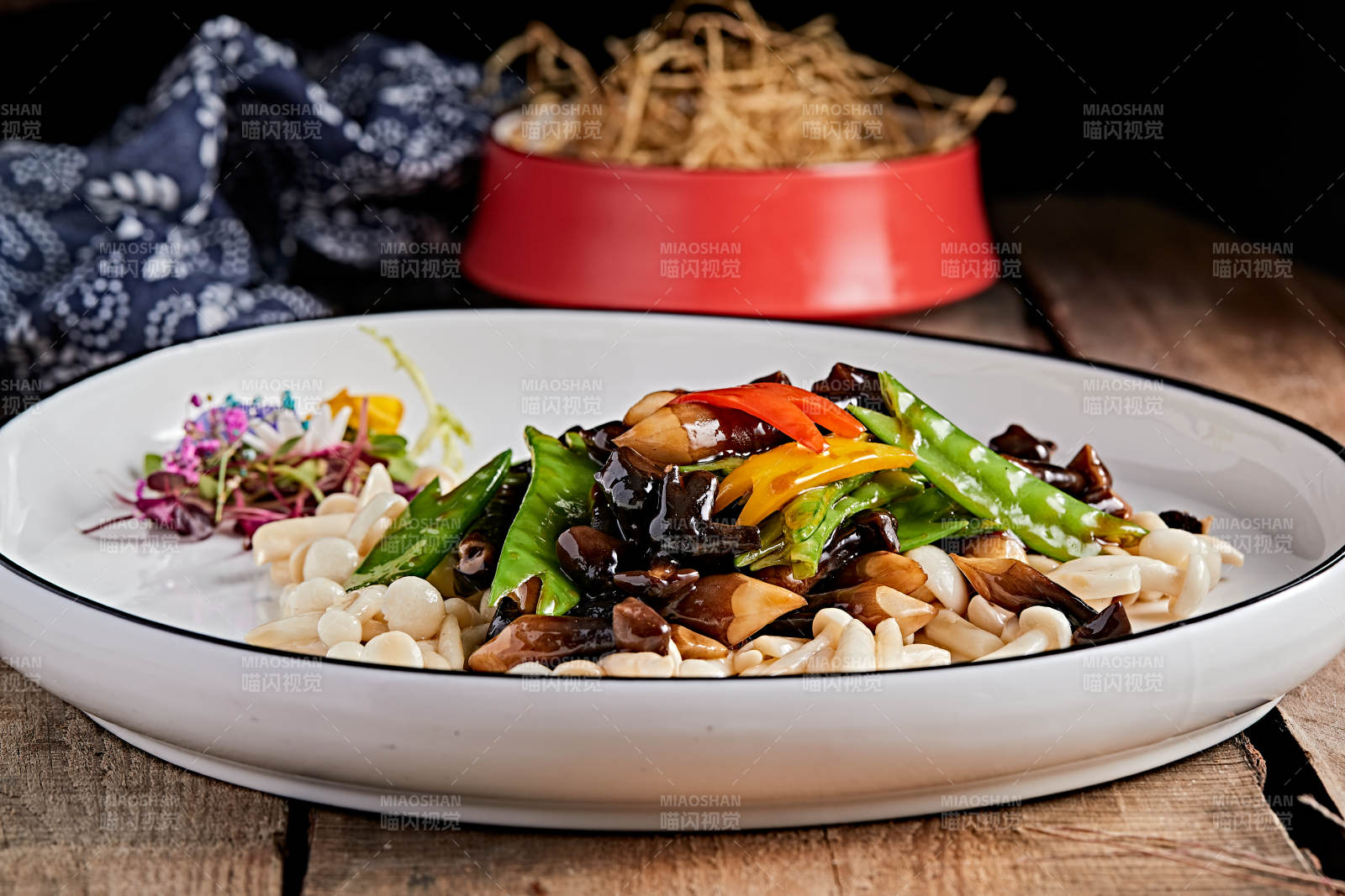 精美瓷餐具装的荷兰豆小炒杂菌图片