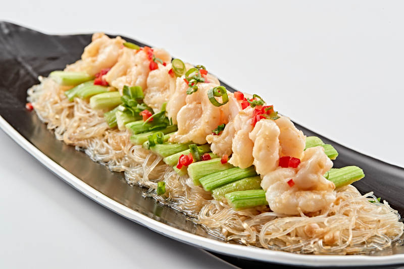 黑色磁盘装的浇汁粉丝蒸虾仁图片