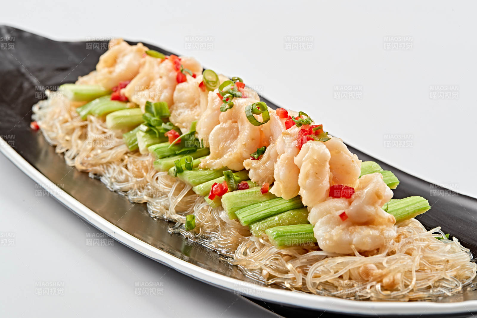 黑色磁盘装的浇汁粉丝蒸虾仁图片