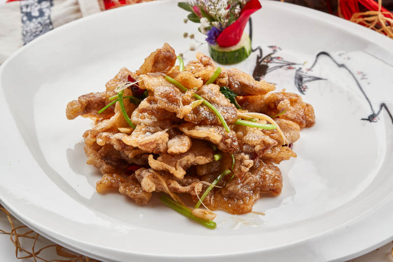 白色瓷盘装的糖醋锅包肉图片