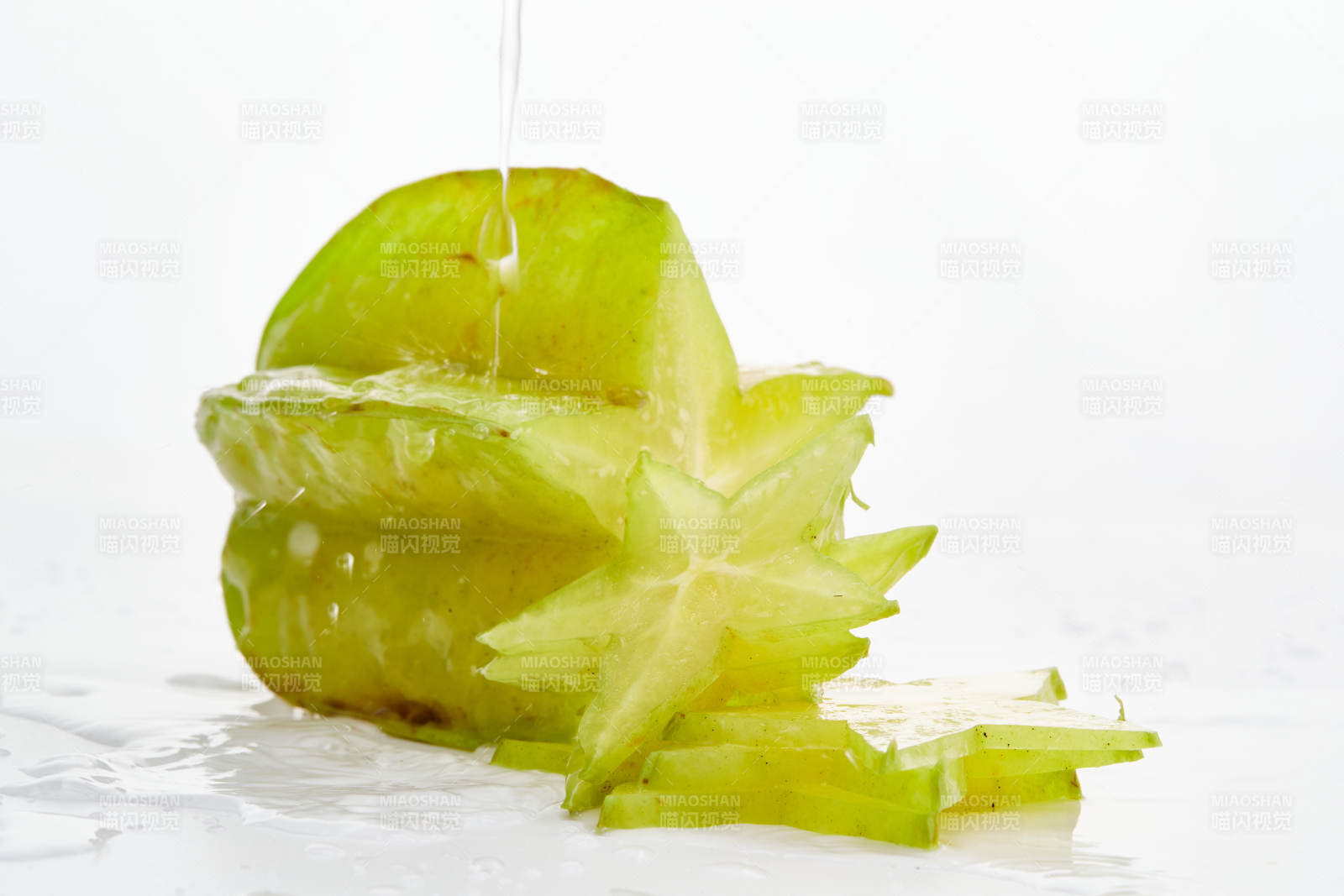 白色背景上摆放的新鲜水嫩杨桃图片