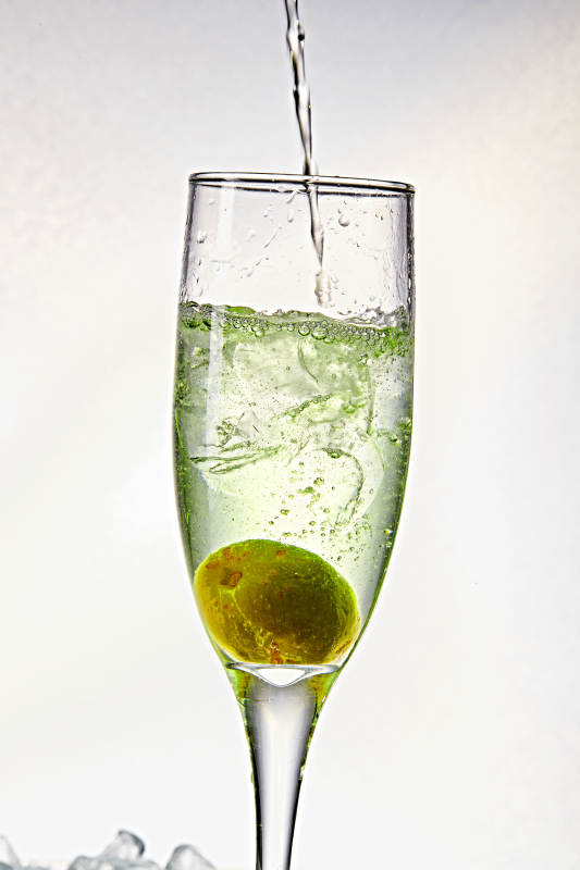 布满冰块的酒杯中的清凉白葡萄味预调酒图片