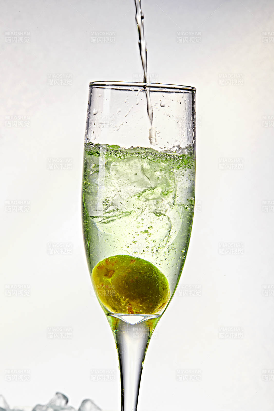 布满冰块的酒杯中的清凉白葡萄味预调酒图片