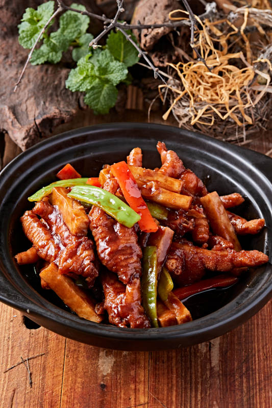 砂锅山药彩椒酱焖凤爪图片