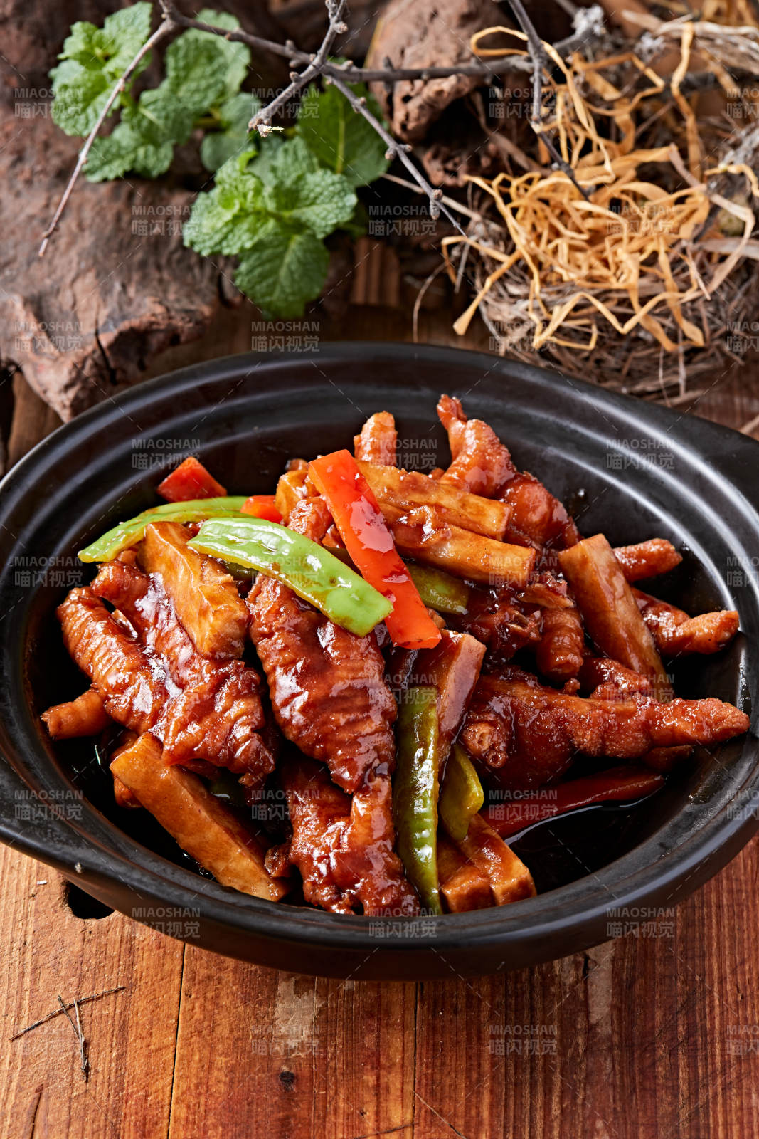 砂锅山药彩椒酱焖凤爪图片