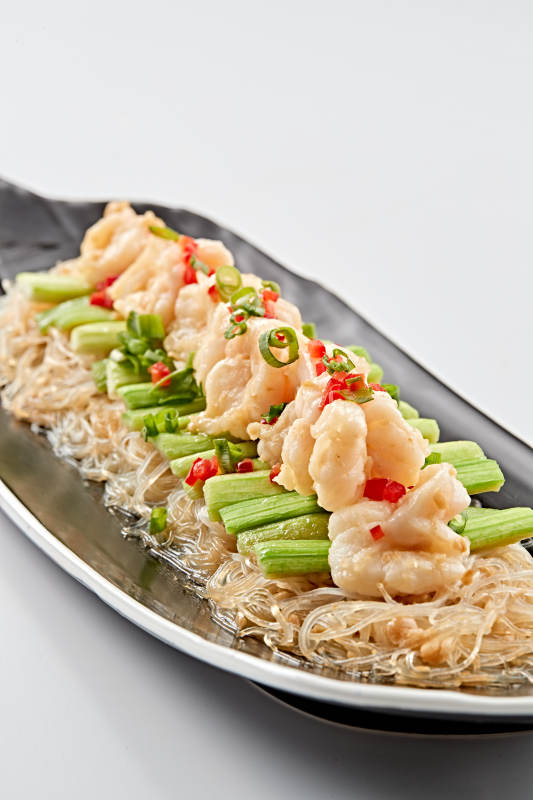 黑色磁盘装的浇汁粉丝蒸虾仁图片