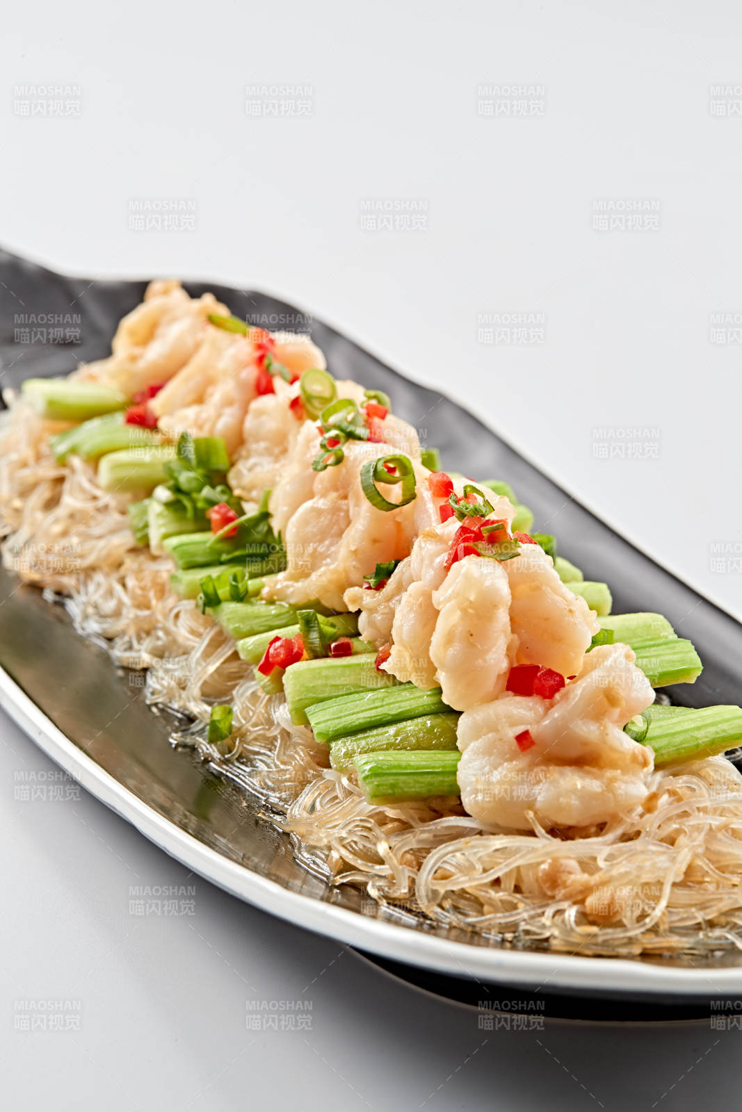 黑色磁盘装的浇汁粉丝蒸虾仁图片